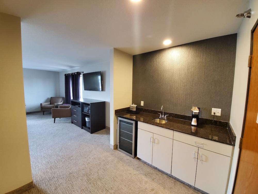 Express Suites Riverport Inn & Suites photo 48