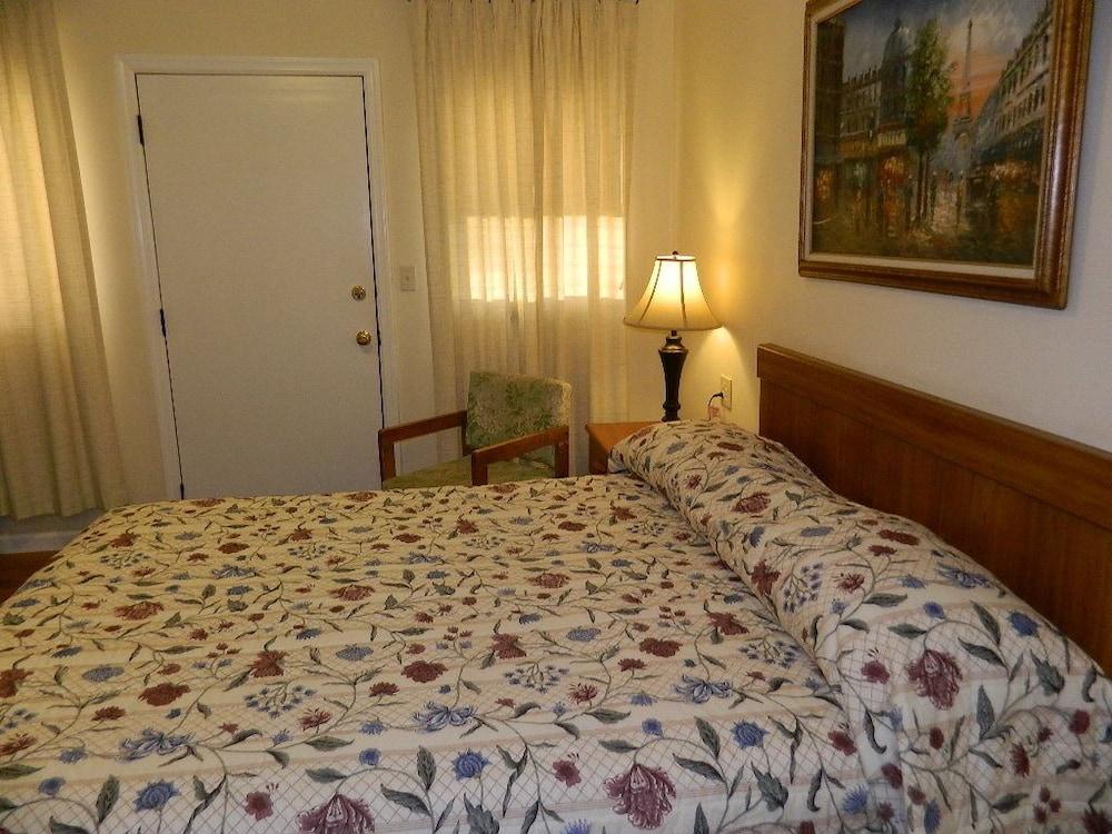 Twin Oaks Motel photo 8