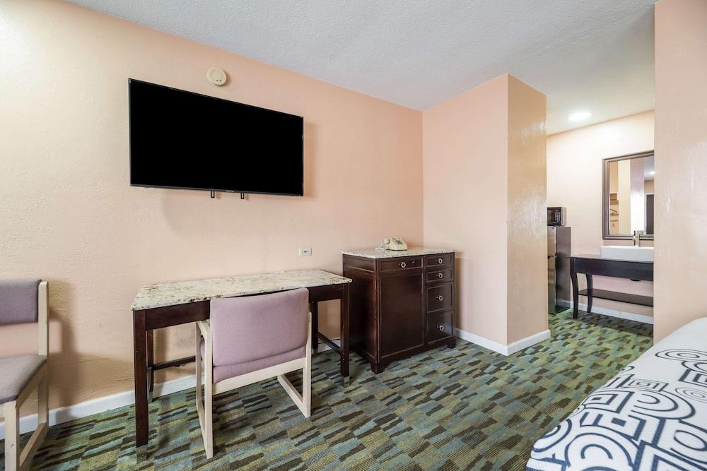 Rodeway Inn Modesto near Downtown photo 8