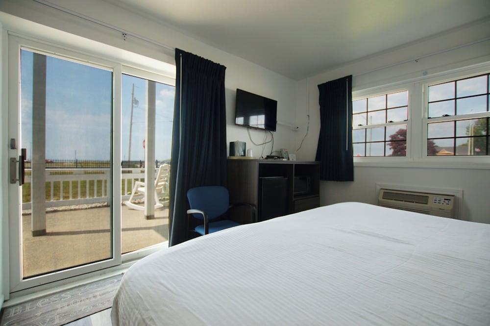 Snyder's Shoreline Inn photo 100