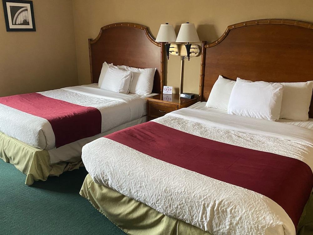 Hometown Inn photo 26
