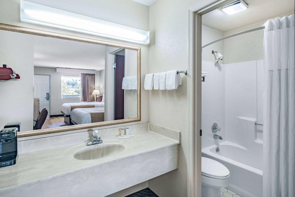 Days Inn by Wyndham Macon I-475 photo 5