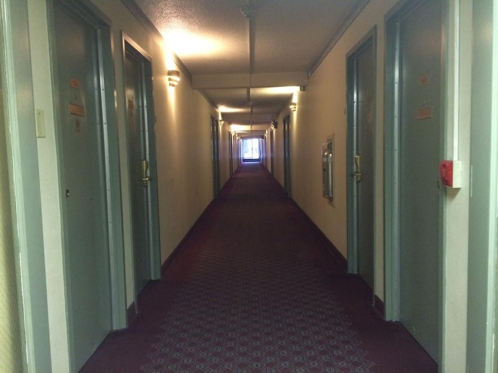 Econo Lodge Reading Airport photo 35
