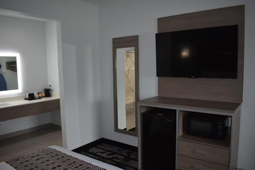 Hotel Royale IAH Airport North Houston I-45 photo 17
