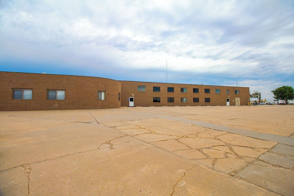 HomeTown Inn by OYO - Liberal, KS photo 14