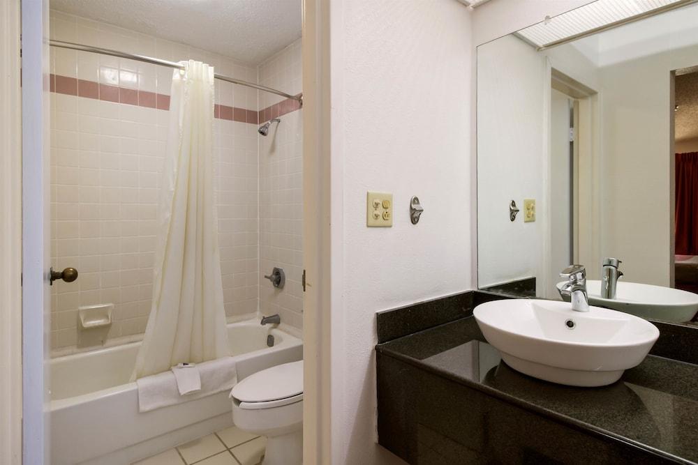 Econo Lodge photo 20