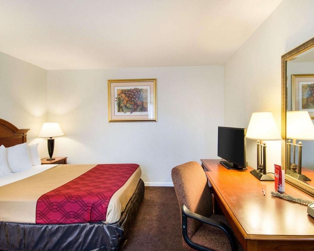 Econo Lodge Inn & Suites photo 13