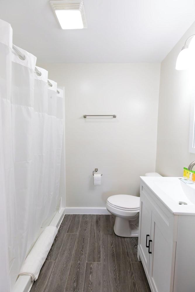 Anchor Bay Inn and Suites photo 48