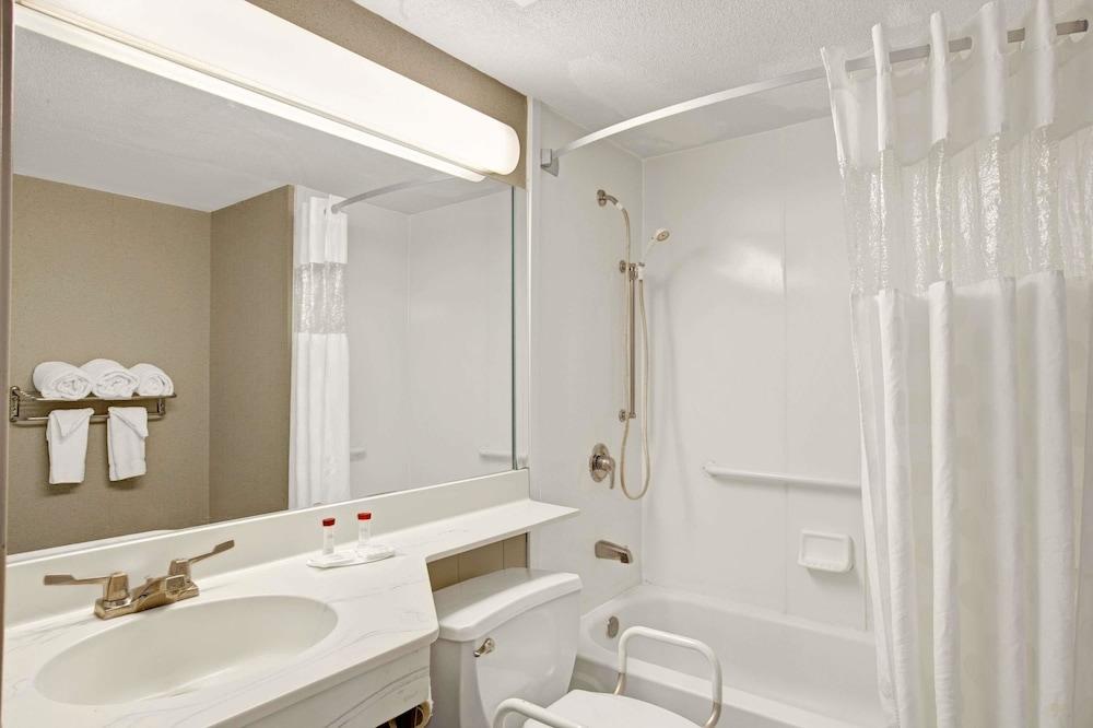 Ramada by Wyndham Parsippany photo 13
