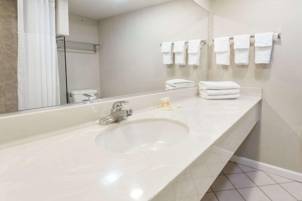 Prodigy Hotel, a Days Inn by Wyndham photo 25