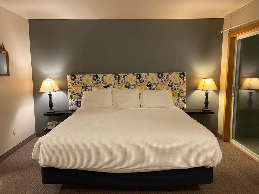 Sea Breeze Court photo 23