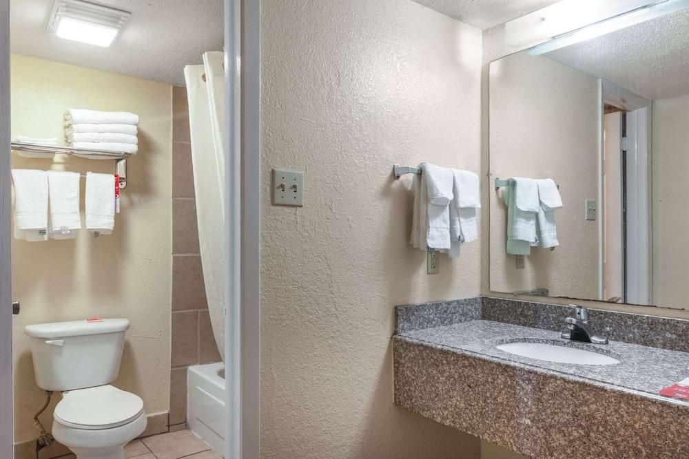 Econo Lodge San Marcos University Area photo 15