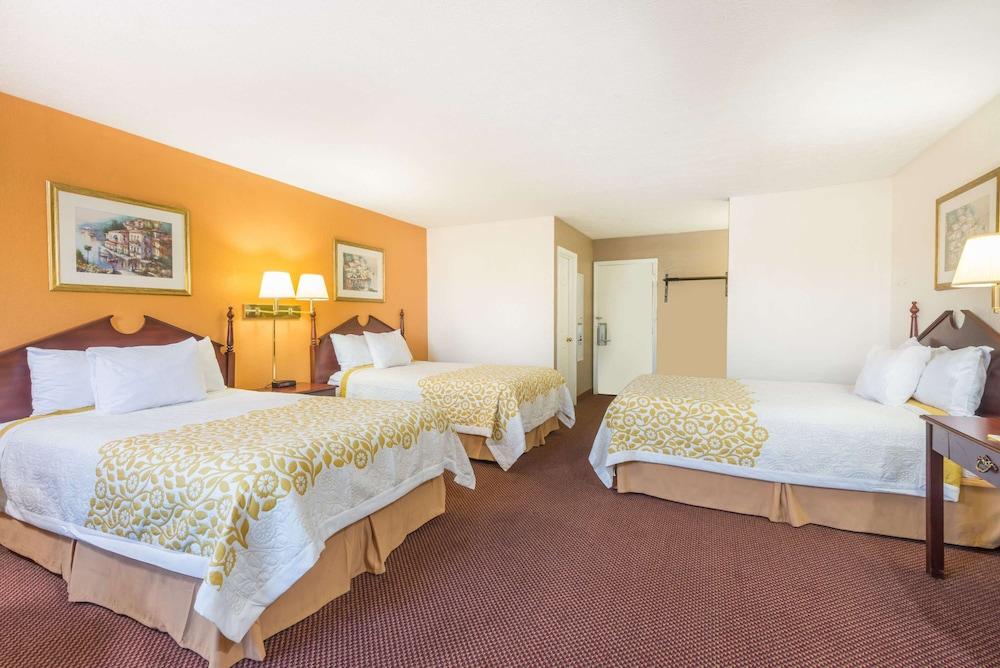 Days Inn by Wyndham Amherst photo 7