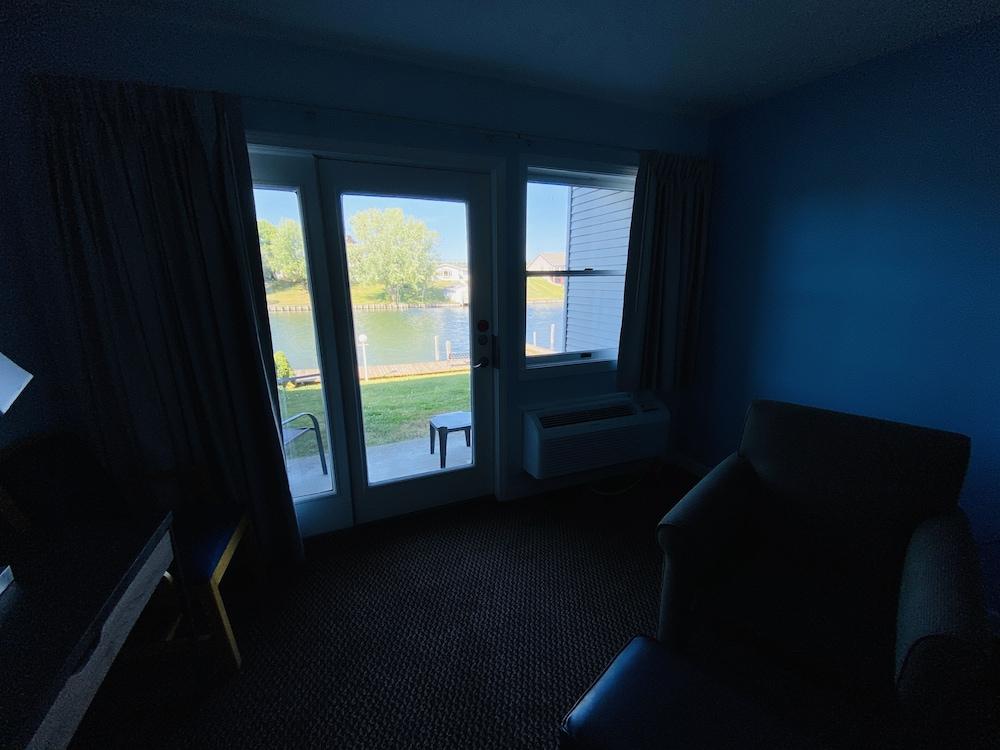 Fleetwood Inn & Suites photo 23
