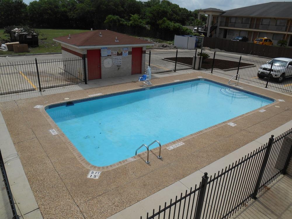 Motel 6 San Antonio, TX - South WW White Rd photo 31