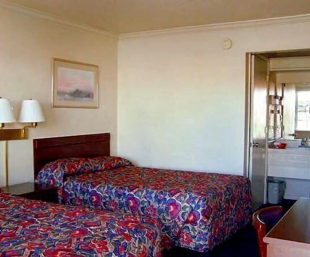 Economy Inn Monterey photo 4