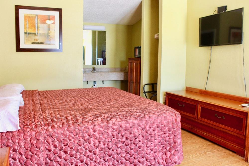Tropicana Motel photo 4