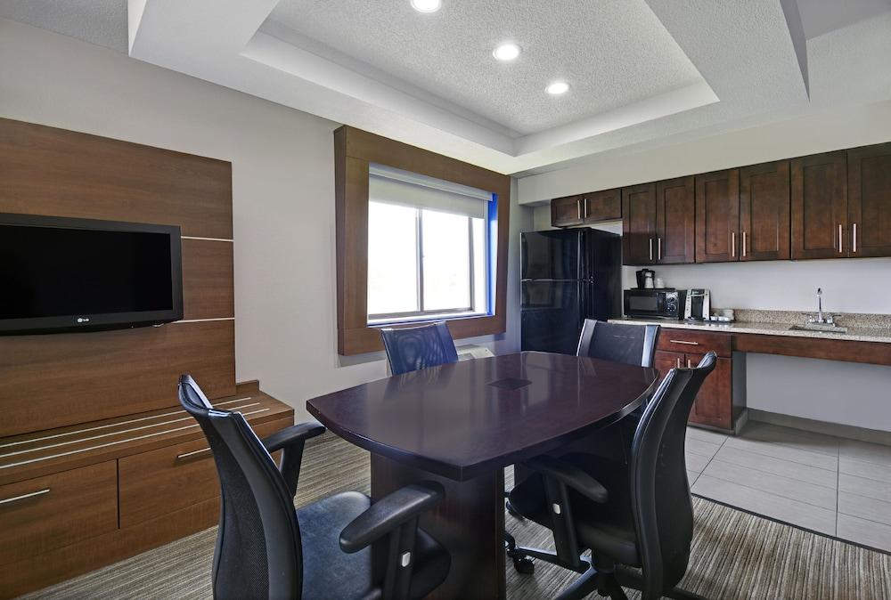 Holiday Inn Express Marshall by IHG photo 5