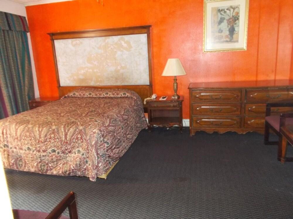 Hillside Motel photo 34