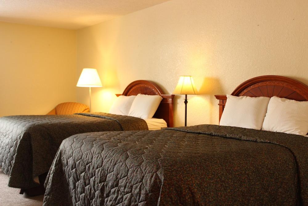 Shawano Four Seasons Hotel photo 2