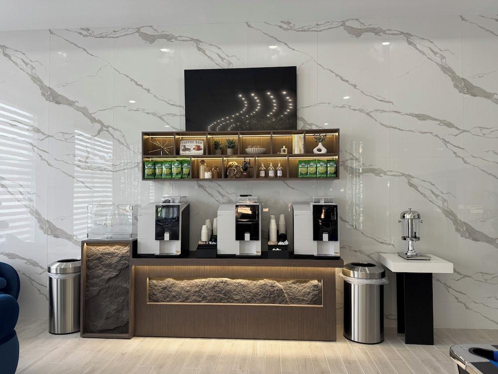 Blue – A Modern Hotel, an Ascend Collection Hotel — hotel in West Springfield