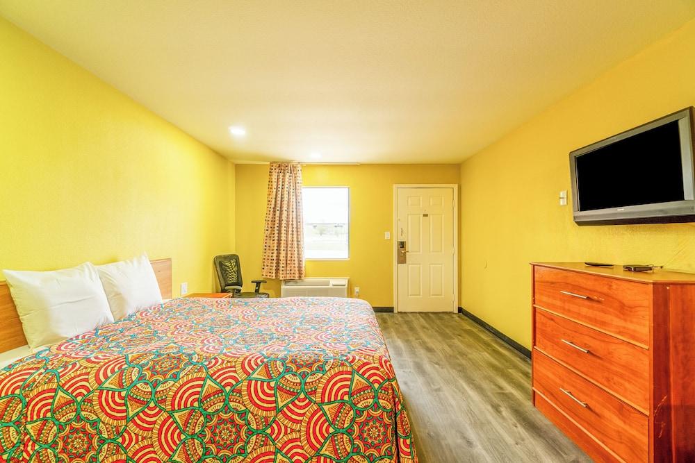 Regency Inn By OYO Rockdale TX photo 20