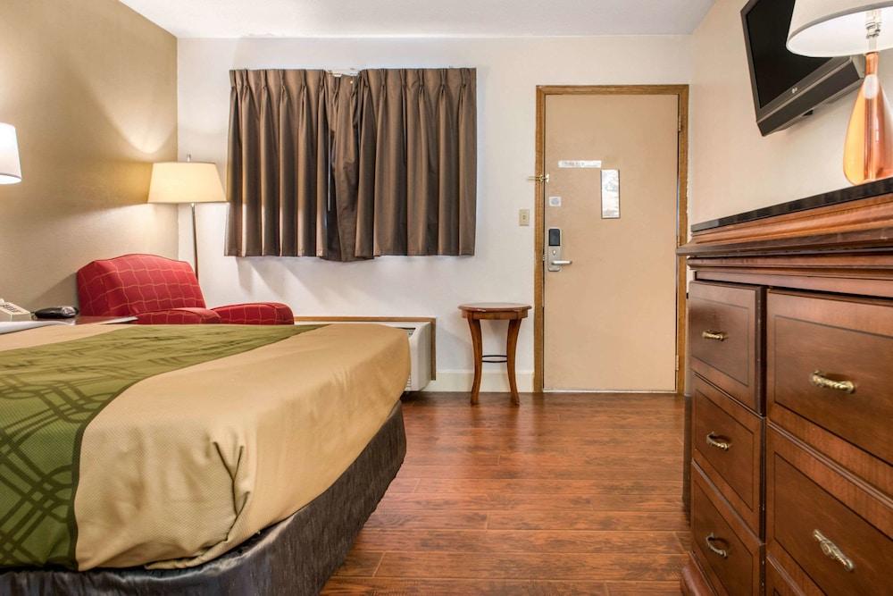 Econo Lodge Holland - Toledo photo 10