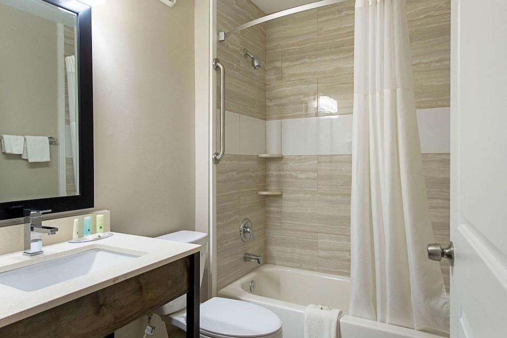 Quality Inn Mishawaka - South Bend photo 25