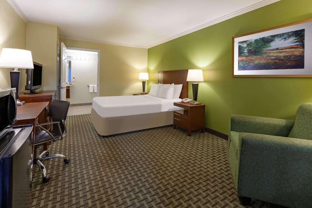 Days Inn by Wyndham Austintown photo 42
