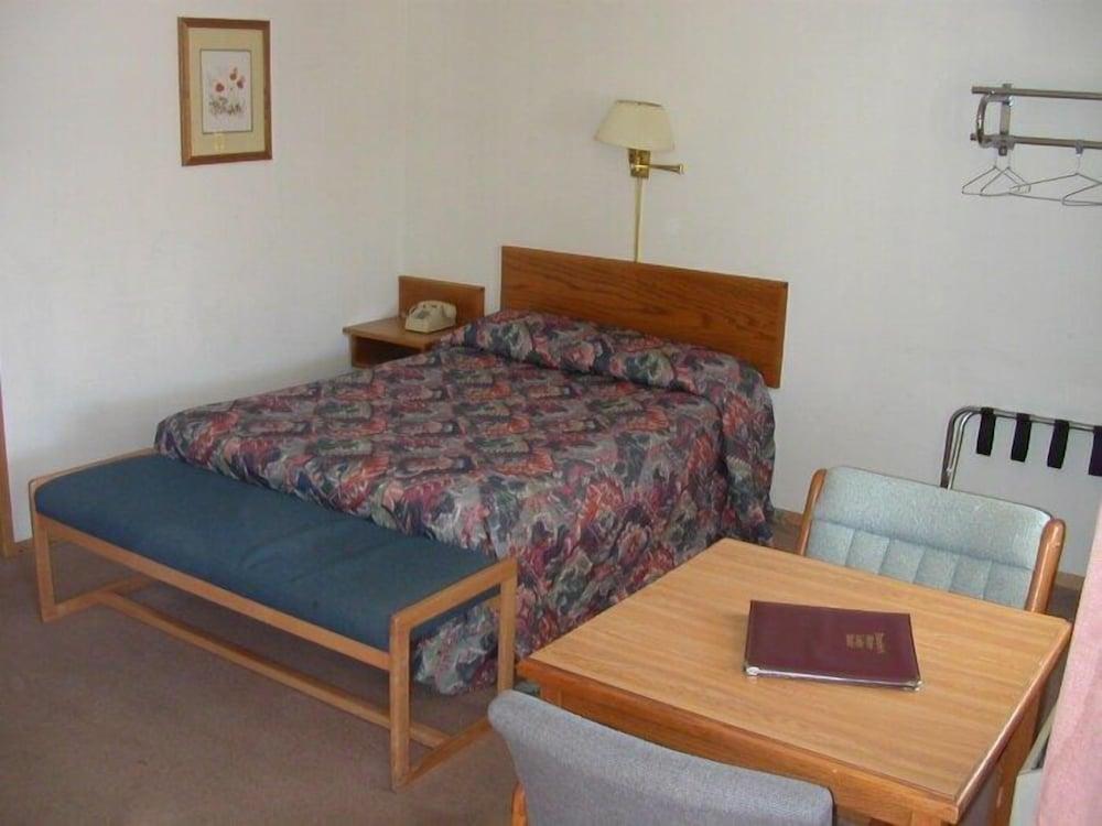 Traveler's Lodge photo 24