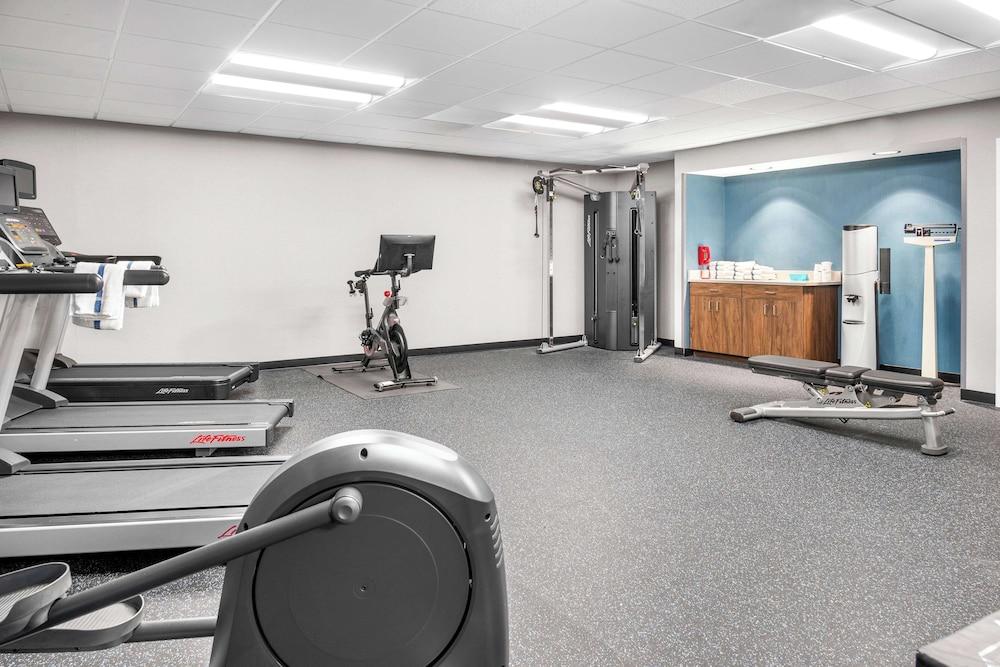 Hampton Inn Grand Rapids-North photo 27
