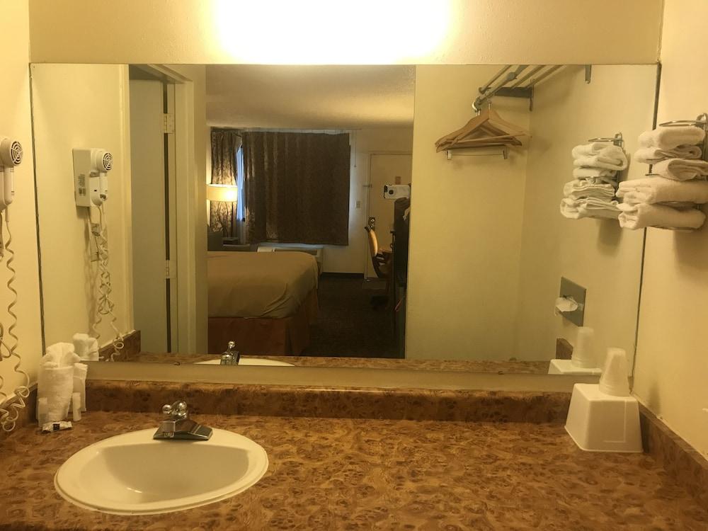 Travelers Inn & Suites photo 4