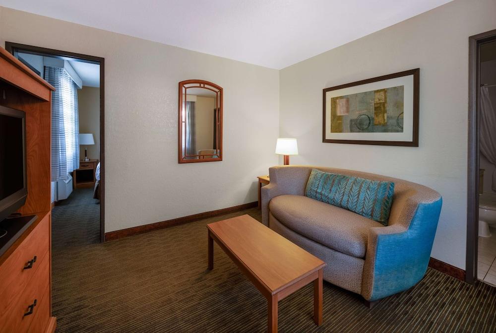 Days Inn by Wyndham Encinitas Moonlight Beach photo 8