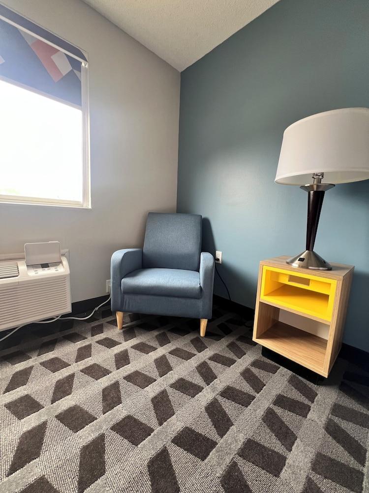 LakeWood Inn & Suites photo 10