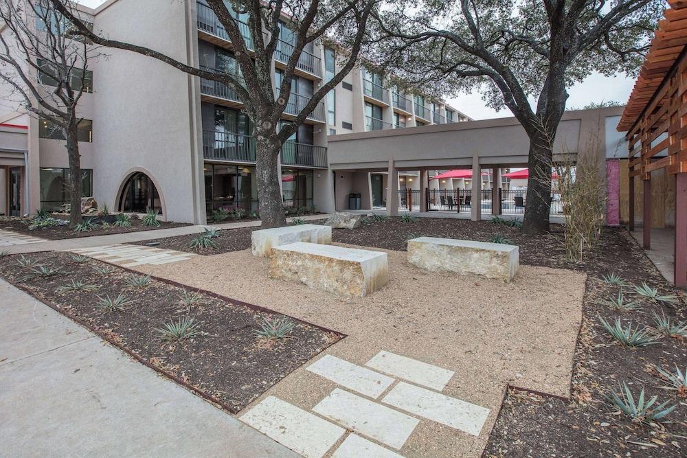 Ramada by Wyndham Austin South photo 6