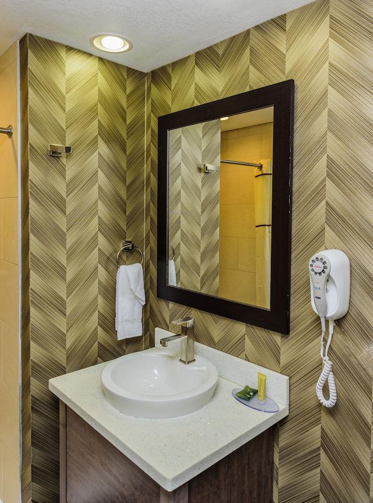 AArya Hotel By Niagara Fashion Outlets photo 24