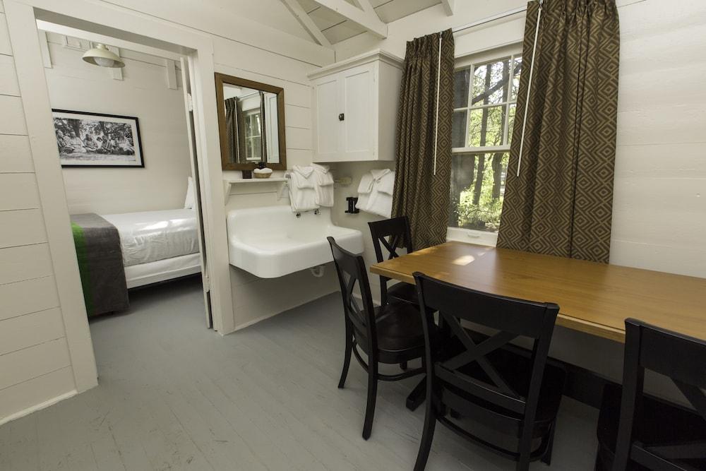 Swiftcurrent Motor Inn and Cabins - Inside the Park photo 23
