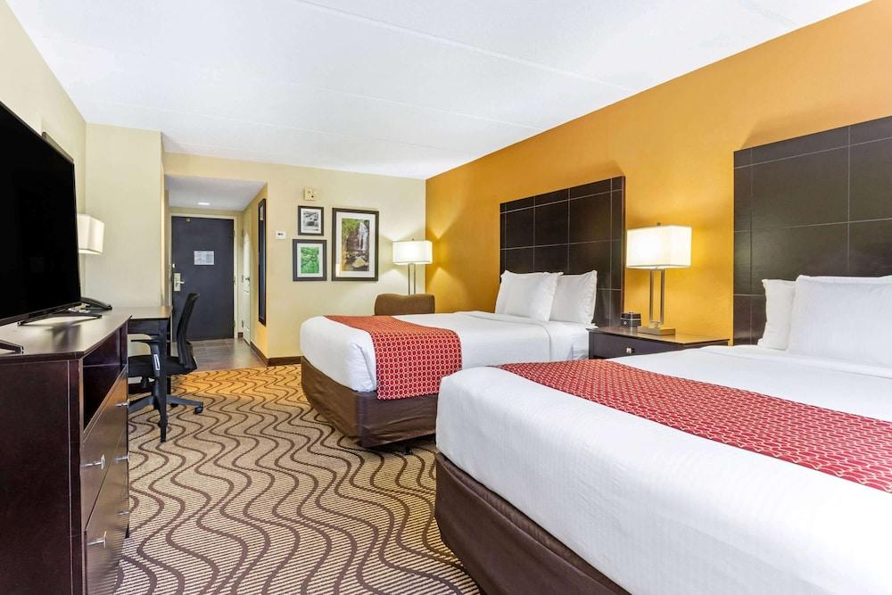 La Quinta Inn & Suites by Wyndham Tampa North I-75 photo 18