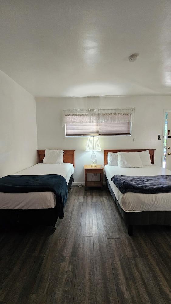 Cedar Lodge Motel photo 70