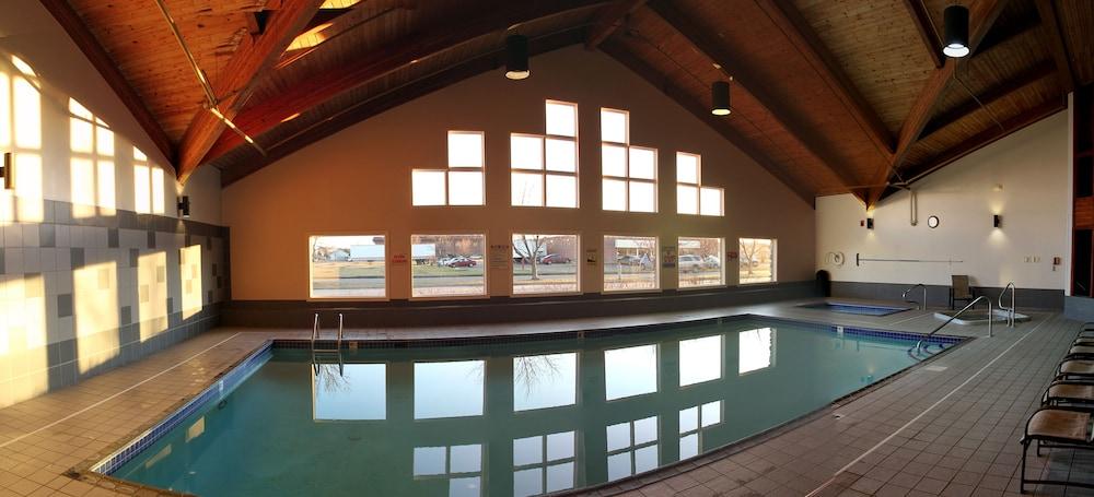 C'mon Inn Hotel & Suites photo 18