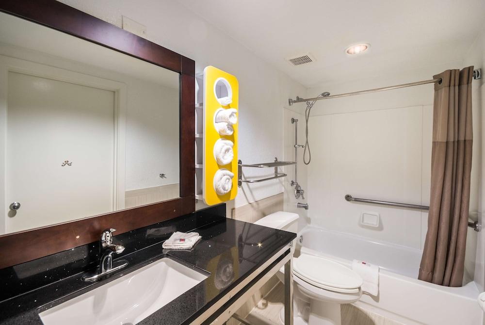 Motel 6 Houston, TX - Brookhollow photo 24
