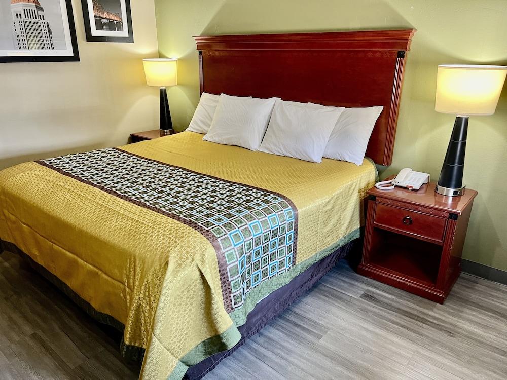 Deluxe Inn Miami, OK photo 13