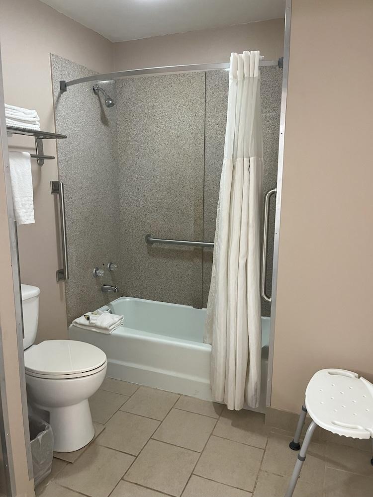 Pine Tree Inn photo 38