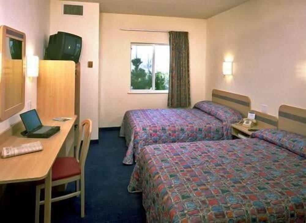 Rodeway Inn photo 13