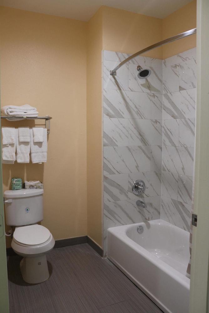 Express Inn & Suites - Bush Airport photo 6