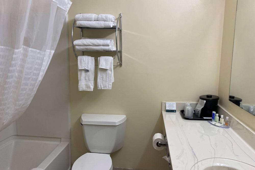 AmericInn by Wyndham Fort Atkinson photo 9