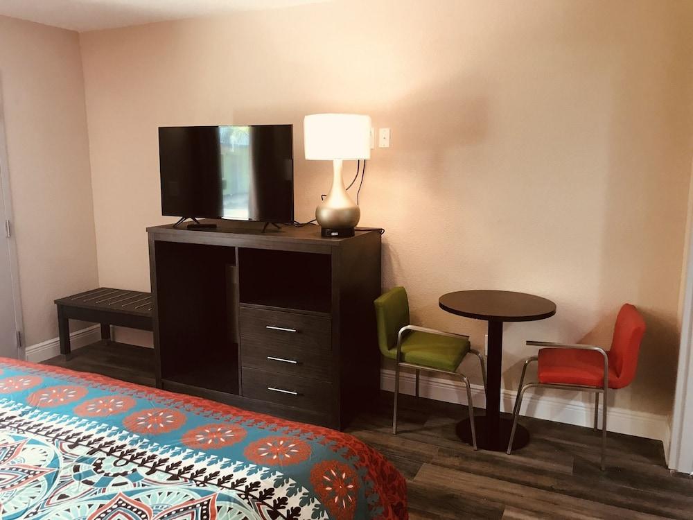 Tropical Inn & Suites photo 65