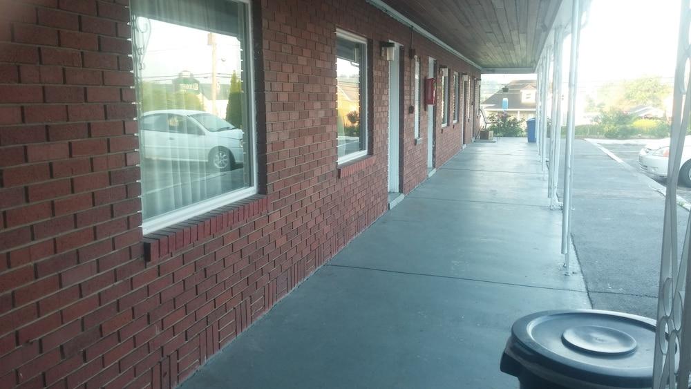 Budget Inn photo 6