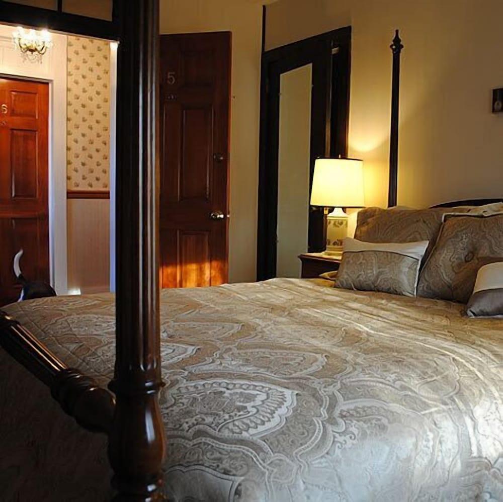 Crestmont Inn photo 18