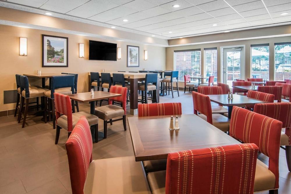 Comfort Suites Linn County photo 23